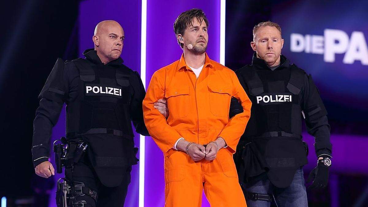 Alexander Klaws als Jesus, abgeführt von der Polizei.