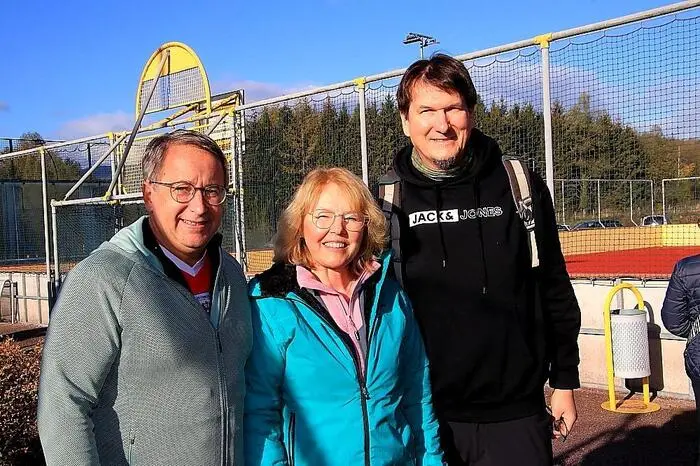 Die Organisatoren der Wanderung, Gemeindekassier Wolfgang Schriebl und Gemeinderätin Anita Scherr, freuten sich gemeinsam mit Bürgermeister Johannes Schmid über das prächtige Wanderwetter und die vielen Teilnehmer.