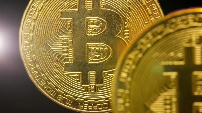Man sieht zwei Bitcoins