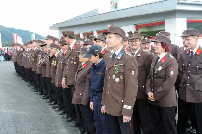 Im Rahmen der Feierlichkeit wurden auch Auszeichnungen überreicht. Das Verdienstzeichen 3. Stufe des Landesfeuerwehrverbandes Steiermark erhielten Wilhelm Wechselberger und Emmerich Wechselberger. Robert Gmundner wurde mit der Medaille für 25 Jahre Feuerwehrtätigkeit und dem Verdienstkreuz des LFV in Bronze, Herbert Strommer mit der Medaille für 40 Jahre Feuerwehrtätigkeit und Josef Buchgrabner mit der Medaille für 60 Jahre Feuerwehrtätigkeit ausgezeichnet. Angelobt wurden auch die beiden Feuerwehrmänner Christoph Gruber und Kevin Moschig.