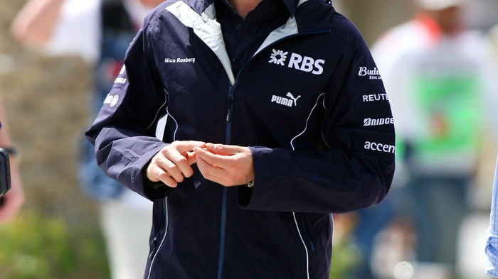 Das Renndebüt: 12. März 2006, Sachir, Bahrain. Rosberg schafft es als Siebenter in die WM-Punkte und fährt die schnellste Rennrunde. Da ist selbst Vater Keke baff: "Die schnellste Runde im ersten Formel-1-Rennen zu schaffen, ist nicht gerade normal." Und was sagt der Sohn? "Ich hätte nicht gedacht, dass ich mich gleich am ersten Rennwochenende so sehr freuen kann. Es ist toll." Dabei ist der damals 20-Jährige mit seinem Williams in der ersten Runde noch ins Heck des BMW-Sauber von Landsmann Nick Heidfeld gefahren. "Nach der ersten Kurve dachte ich, es ist gelaufen", meint Rosberg.