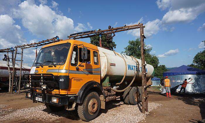 Mit Tanklastwagen wird das Wasser in die Flüchtlingslager transportiert