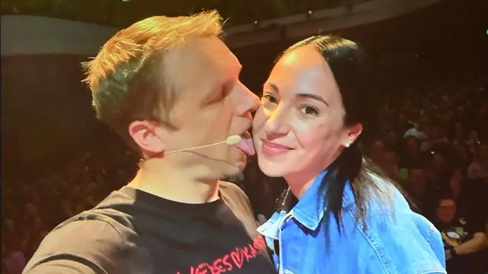 Oliver Pocher beim Live-Selfie bei der interaktiven Show mit Gästen