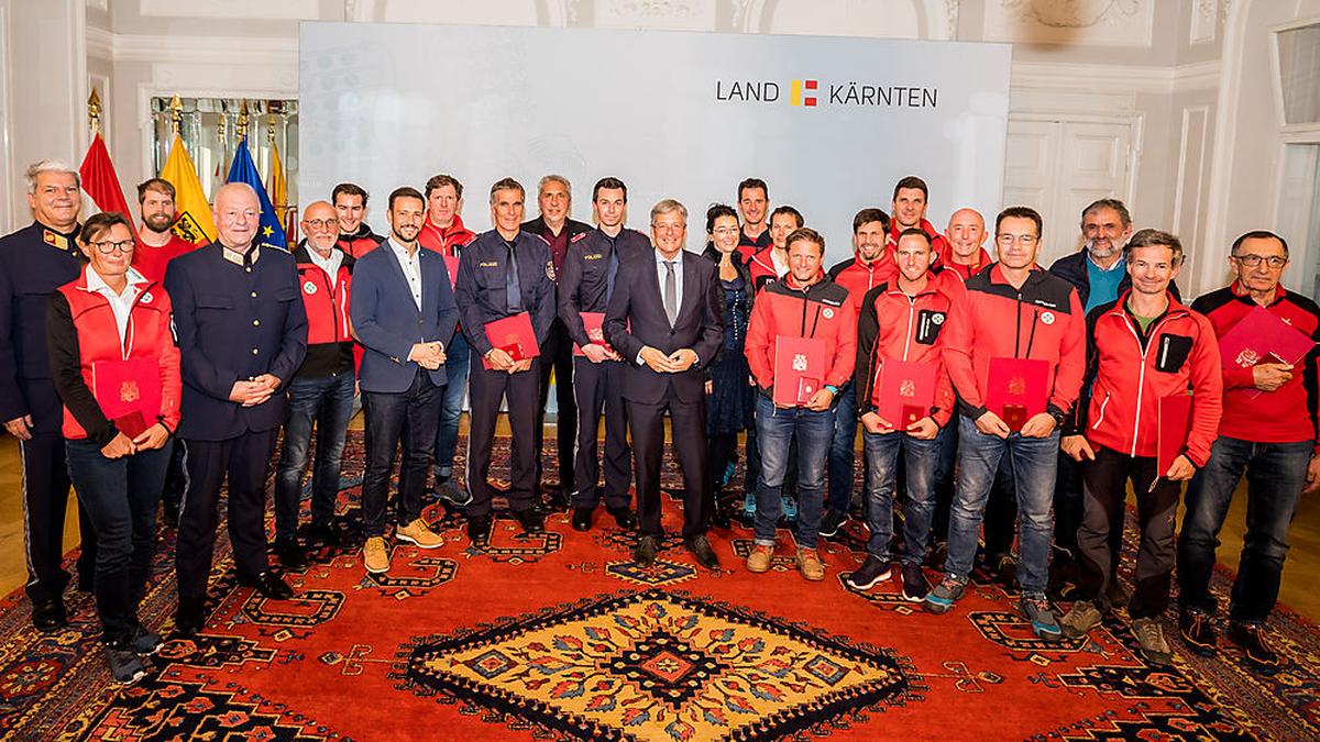 LH Peter Kaiser und Landesrat Sebastian Schuschnig mit den Lebensrettern LH Peter Kaiser und Landesrat Sebastian Schuschnig mit den Lebensrettern