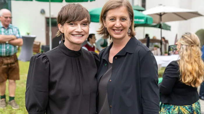 Astrid Steharnig-Staudinger von der Österreich-Werbung mit Tourismuslandesrätin Barbara Eibinger-Miedl