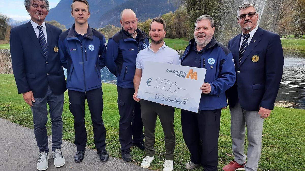 Bei der Wasserrettung freute man sich über den Scheck mit 5555 Euro