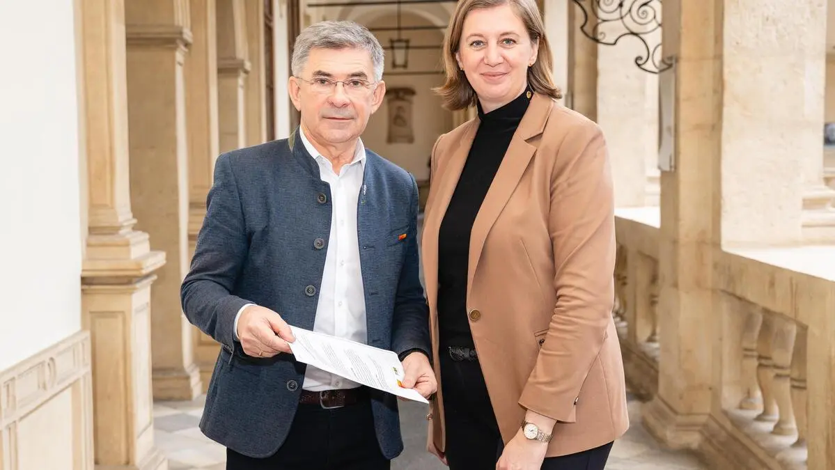 Der Landtagsabgeordnete Franz Fartek übergab an Staatssekretärin Barbara Eibinger-Miedl ein Papier mit Forderungen zum Erhalt udn der Attraktivierung der Thermenbahn