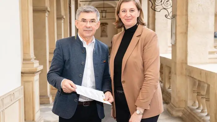 Der Landtagsabgeordnete Franz Fartek übergab an Staatssekretärin Barbara Eibinger-Miedl ein Papier mit Forderungen zum Erhalt udn der Attraktivierung der Thermenbahn