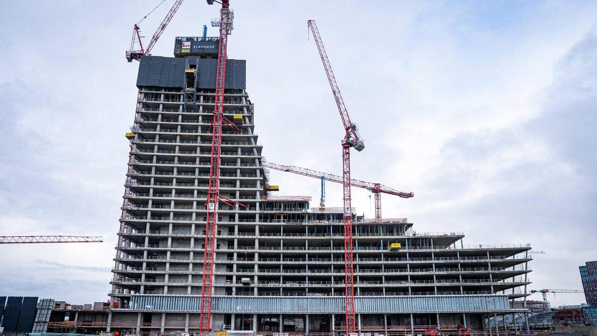 Nach Einstellung der Zahlungen an das Bauunernehmen Lupp durch die Signa-Gruppe des Investors René Benko Elbtower in Hamburg wurde ein Baustopp verfügt 