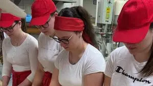 Theorie und Praxis gehen im Weizer Schulzentrum Hand in Hand: Die Jugendlichen in der HLW FSB Weiz erweckten ihr Schulmaskottchen als Gebäck zum Leben