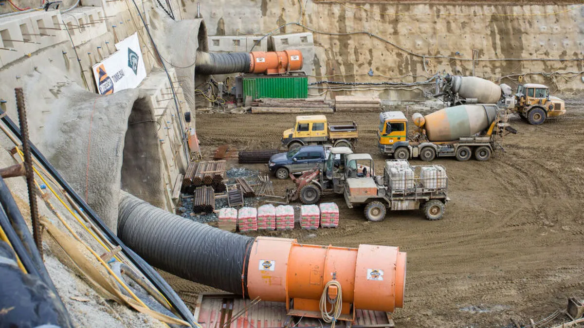 Baumaschinen am Ostportal des Tunnels Rudersdorf