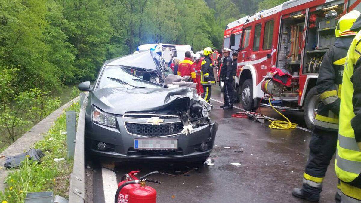 Der Anhänger krachte in die Fahrerseite des Wagens