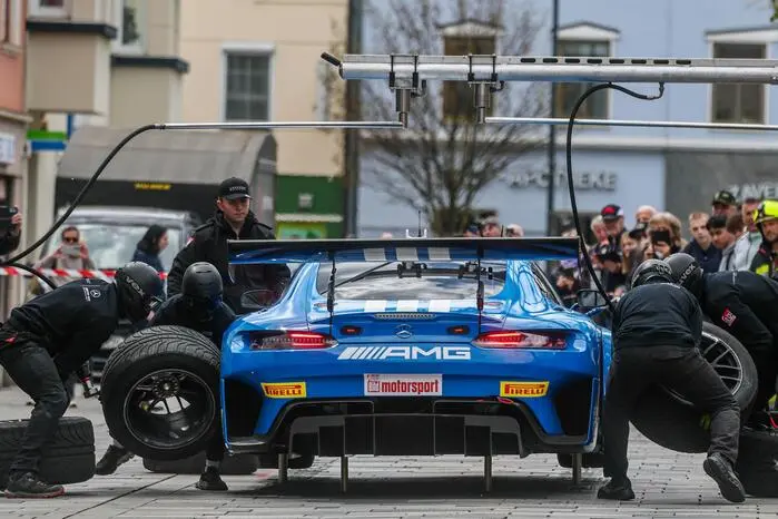 Ein besonderes Zuckerl für die Besucherinnen und Besucher waren die Boxenstopp-Übungen, bei denen die Mechaniker ihre professionellen Fertigkeiten beim Reifenwechsel anschaulich unter Beweis stellten.