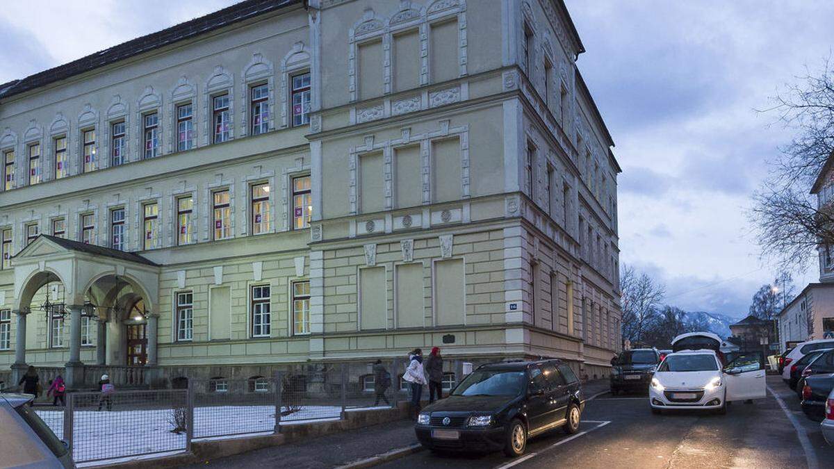 Morgens bei der  Khevenhüller-Volksschule in Villach: Die Eltern halten mitten auf der Straße, um die Kinder vor der Schule aussteigen zu lassen