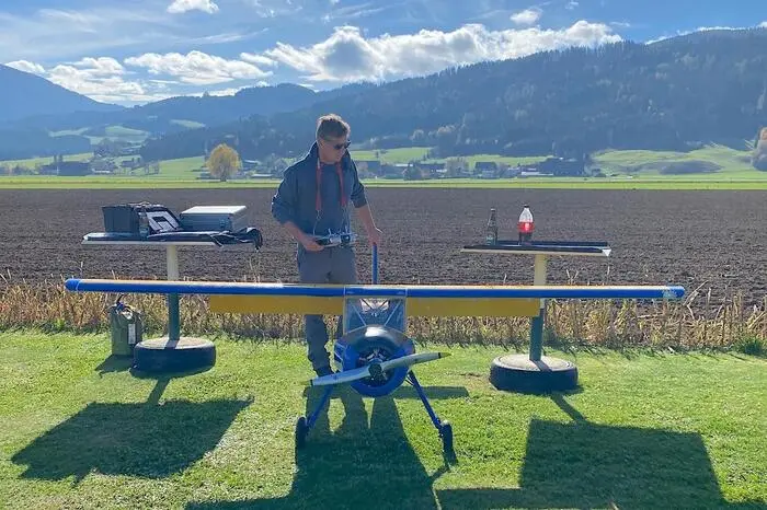 Bauer zeigte sensationelle Flugmanöver mit seiner russischen „Jak 130“. Tommasi, selbst Linienpilot, steuerte mit seinem Aermacchi MB-339-Modell einen Hauch von Frecce Tricolori-Feeling bei.