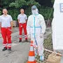 Die Mitarbeiter des Roten Kreuzes achten auf alle notwendigen Sicherheitsmaßnahmen