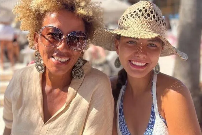 Moderatorin Arabella Kiesbauer lässt es sich derzeit auf Mallorca gut gehen. Sie teilt ein Foto mit Tochter Nika