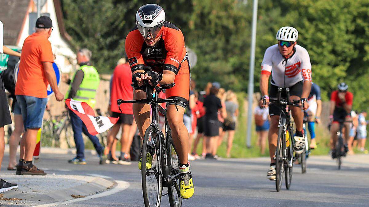 Beim Triathlon stürzte ein Sportler aus Wien und wurde schwer verletzt