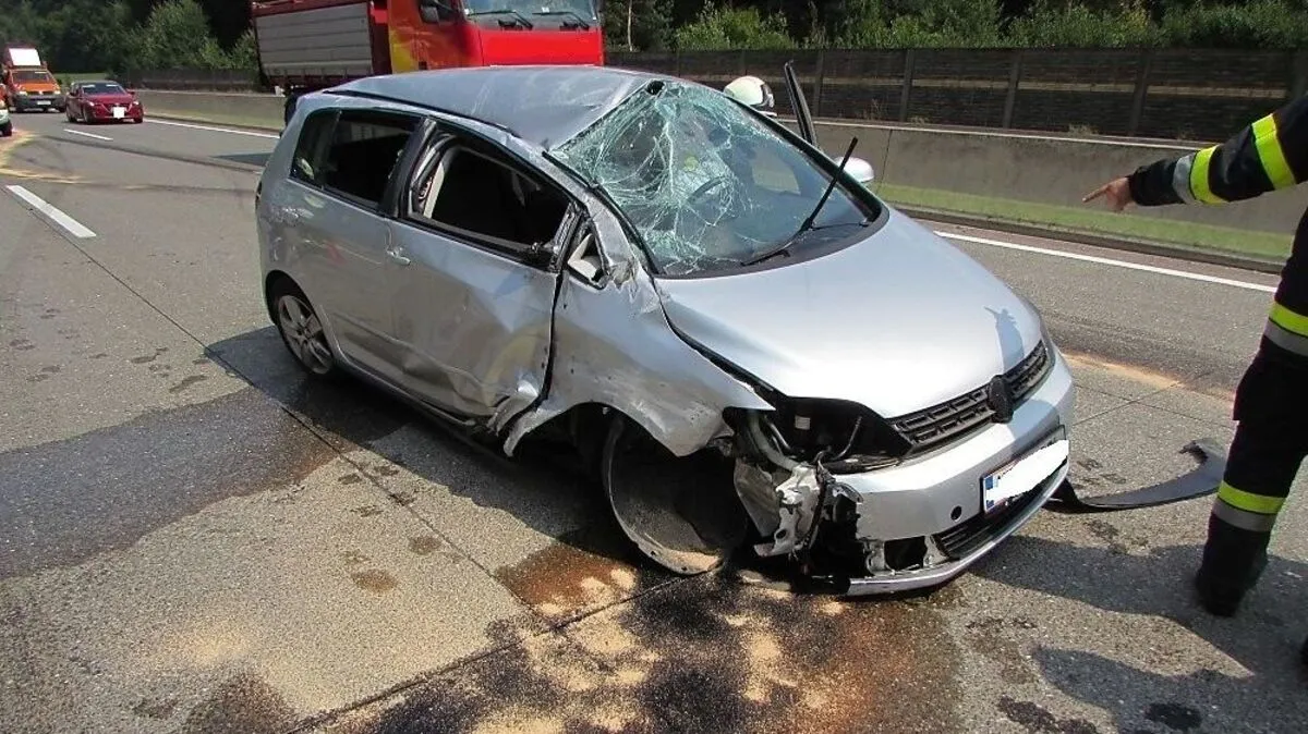 Der Pkw wurde bei dem Unfall massiv beschädigt