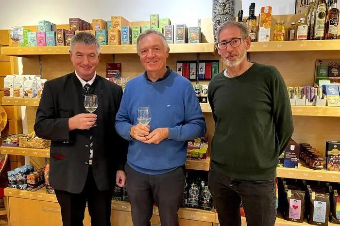 Im Beisein von Vizebürgermeister Roland Gogg, Finanzstadtrat Christian Sommerbauer und Stadtmarketing-Chef Markus Jahn nahmen Pfarrer Alois Schlemmer und Karlheinz Böhmer die ökumenische Segnung der Räumlichkeiten gemeinsam vor. 