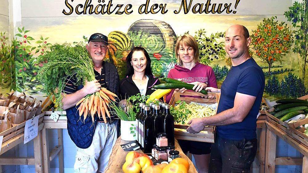 Susanne und Franz Höfferer, Barbara und Andreas Urbanek bilden das Gemüsequadrat