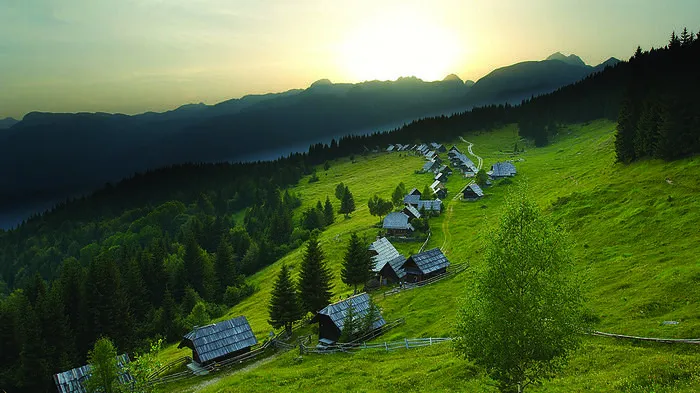 Unser Frühling kommt in Wellen“, sagen die Wocheiner. „Er besucht uns mehrmals im Jahr.“ Aber wenn er da ist, der Frühling, ist er märchenhaft mit seinen von Wildblumen übersäten Wiesen und Berghängen.