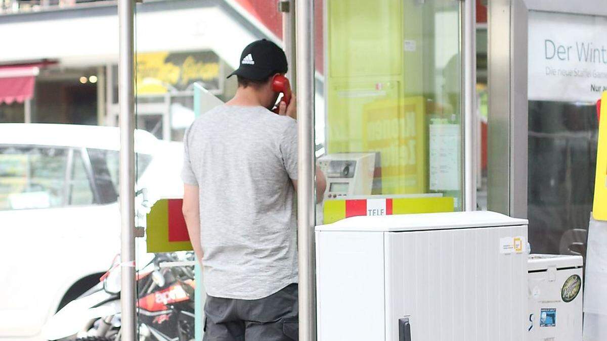 Am Markt in Lienz steht noch eine Telefonzelle