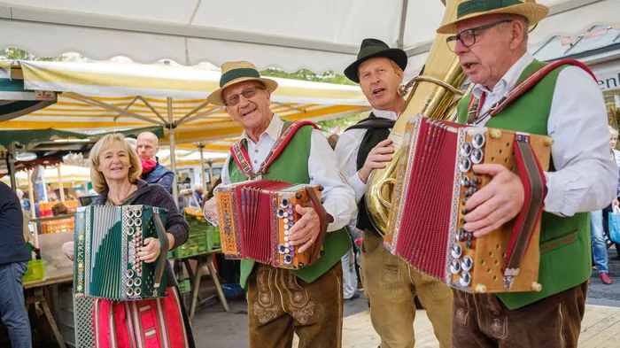 Der mit 140 Jahren älteste Bauernmarkt von Österreich wurde nun mit einem Fest am runderneuerten Kaiser-Josef-Platz begrüßt.