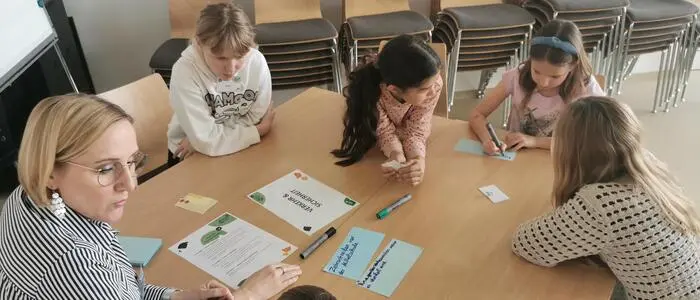 Bürgermeisterin Elke Halbwirth bei der Erarbeitung der Themen mit dem Kindergemeinderat Gleinstätten