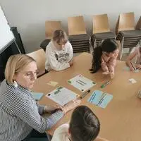 Bürgermeisterin Elke Halbwirth bei der Erarbeitung der Themen mit dem Kindergemeinderat Gleinstätten