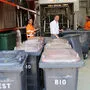 Entsorgungsreferent Vizebürgermeister Wolfgang Germ und die Entsorgungs-Mitarbeiter reinigen die 2000. Tonne in der Behälterwaschanlage. 