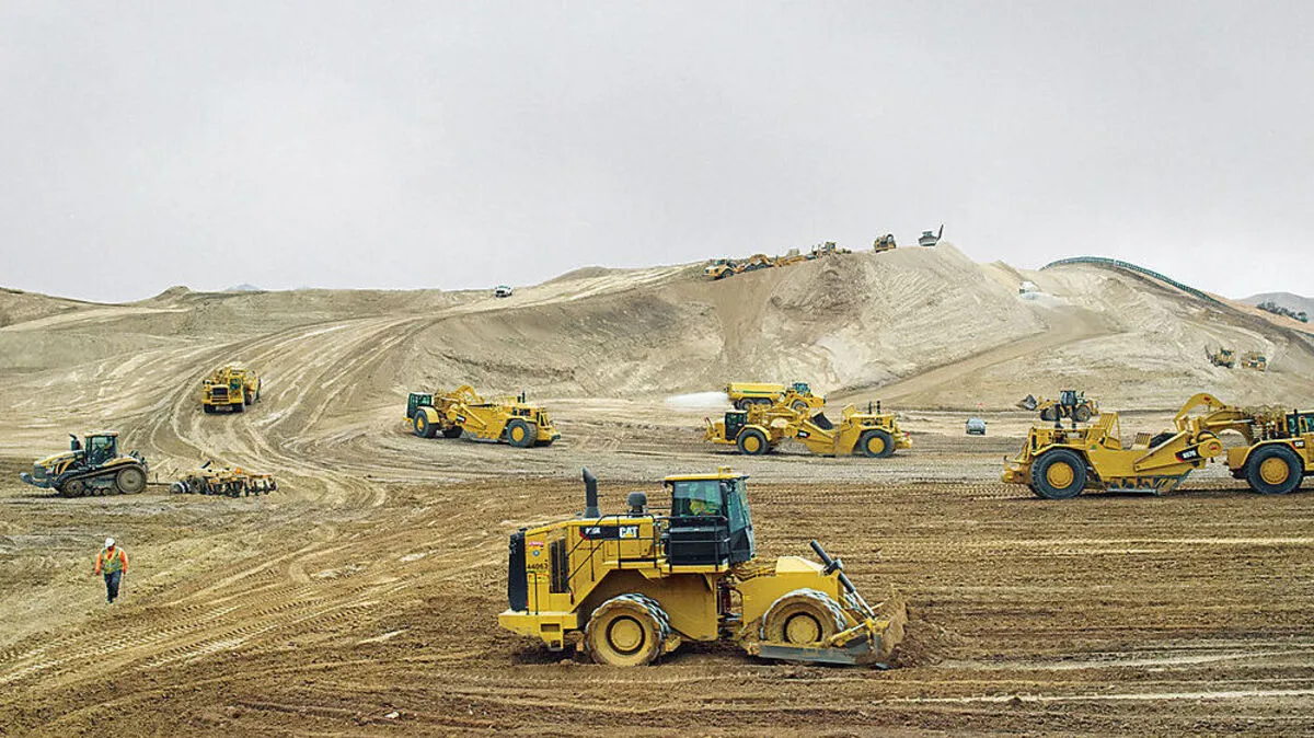 Diese Menschen in den Srapern versetzen in der kalifornischen Wüste Berge