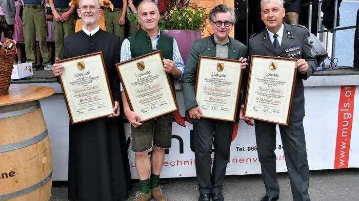 Der 2. Markttag in Mautern wurde auch genutzt, um verdiente Mauterner zu ehren:  Pfarrer Pater Koloman Viertler, Andreas Gumpold (Bergrettung), Schauspieler Johannes Silberschneider und Manfred Gerold (Rotes Kreuz) (v. l.).