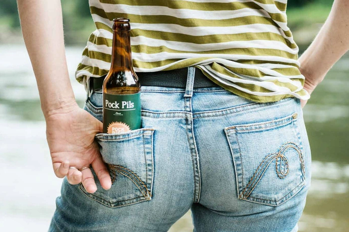Nicht sexistisch, aber trotzdem sexy: Ana Radulovic hat eine Flasche Pock Bier an der richtigen Stelle platziert. Der Mai im Steiermarkbier-Kalender.