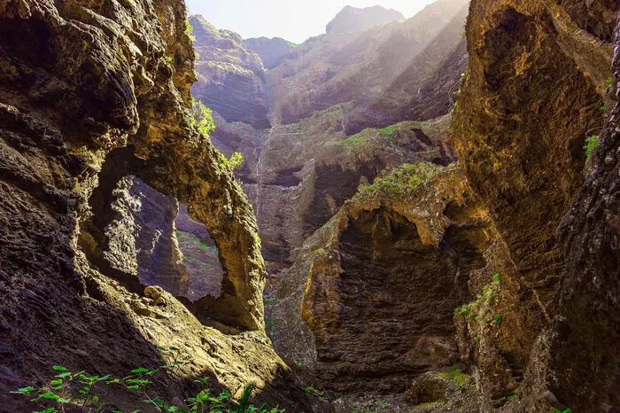 2. LandschaftSpannend auch die Landschaft abseits des Teide. Sollten Sie mit dem Auto unterwegs sein, dann planen Sie immer wieder Pausen ein. Denn Felsformationen wie diese laden immer wieder zum Staunen ein.