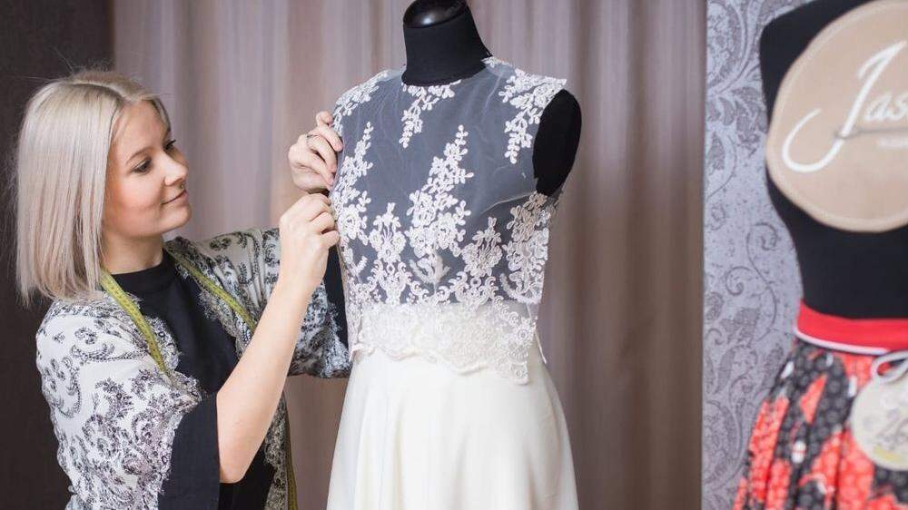 Jasmin Hirschmann möchte aus alten Vorhängen neue Kleider machen