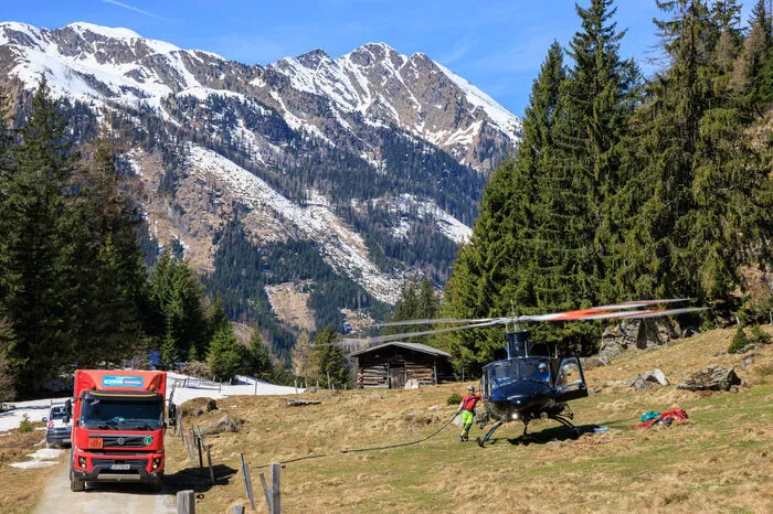 Die Bell 412 bei ihrer Arbeit am Donnerstagvormittag rund um den Riesachsee