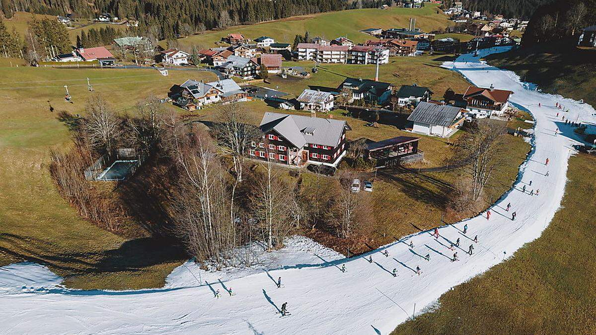 In Skigebieten herrscht aufgrund des warmen Wetters Schneemangel