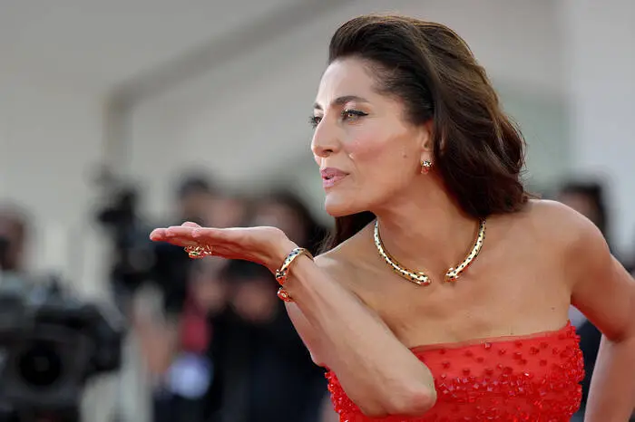 Die italienische Schauspielerin Caterina Murino zeigt sich in einer roten Robe