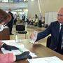 Putin beim Abstimmen: mit Pass, ohne Maske