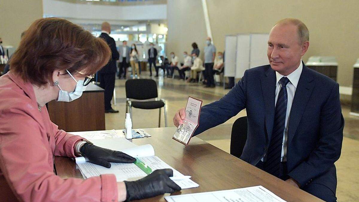 Putin beim Abstimmen: mit Pass, ohne Maske