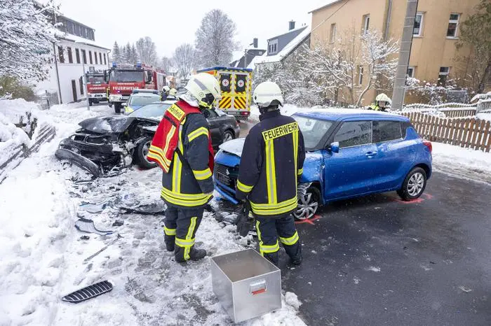 Schneetief Oliver erreichte am Dienstagvormittag auch Sachsen und das Erzgebirge. Auch hier gab es auf Grund der winterlichen Fahrbahnverhältnisse zahlreiche Behinderungen. Auf den Autobahnen krachte es vor allem auf der A 72. Unfälle gab es u.a. auf der B 95 in Schönfeld. Auf Schneematsch kollidierten ein BWM und ein Suzuki frontal miteinander. Die Feuerwehren aus Schönfeld, Wiese, Wiesenbad, Neundorf und Ehrenfriedersdorf kamen zum Einsatz. Zum Glück war keiner eingeklemmt, der Sachschaden ist jedoch enorm. Insgesamt drei Personen kamen z.T. schwer verletzt ins Krankenhaus. Es folgte eine stundenlange Sperrung der B 95. Betriebsmittel galt es aufzubinden. Eine Spezialfirma musste die Fahrbahn reinigen. Schneetief Oliver verzieht sich