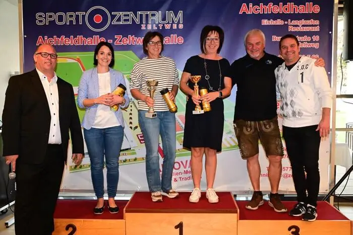 Bei der Siegerehrung im Sportrestaurant der Tennishalle überreichten Bürgermeister Günter Reichhold, Sportreferent GR Harald Sturb und Turnierleiter Herbert Strohhäusl die Pokale und Ehrenurkunden an die Aktiven.