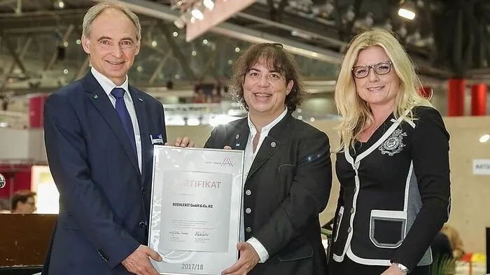 Geschäftsführer Johann Werl, Eigentümerin Cornelia Brucklacher und Monica Rintersbacher von Leitbetriebe Austria (v. l.)