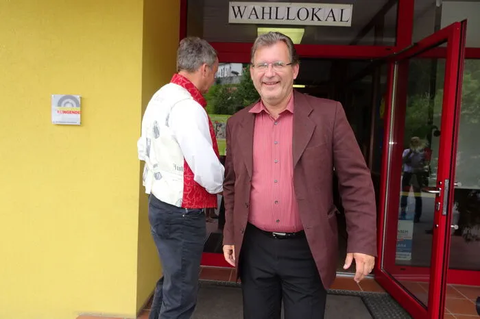 Peter Hassler (SPÖ) verlässt als erster das Wahllokal. Er lag mit 155 Stimmen (16,47 Prozent) an letzter Stelle.