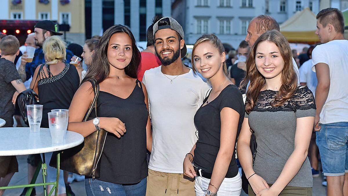 Der diesjährige Hauptact Lemo lockte zahlreiche junge Besucher zum Brucker Stadtfest