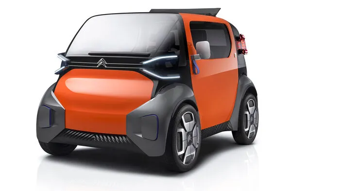 Was ist 2,5 Meter kurz, hat einen Elektroantrieb und Platz für zwei Personen? Richtig: Der das Showcar Ami One, das Citroën zum Autosalon in Genf mitbringen wird. Das Wort Auto nehmen die Franzosen dabei nicht in den Mund, sondern sprechen von einer Alternative für Städter zu öffentlichen Verkehrsmitteln, Zweirädern oder Scootern. Der Vorteil: Das Zwergerl wiegt nur 425 Kilogramm und schützt mit seinem geschlossene Innenraum vor schlechtem Wetter. Der Ami One ist aber auch in einer offenen Variante mit Stoffverdeck zu haben, das sich mit einem Handgriff öffnen lässt.