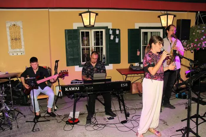 Im Rahmen des Sommerfestivals begeisterten die Musiker mit Sängerin und Solistin Blazka Oberstar-Bistan die Besucher. Oberstar-Bistan beeindruckte beim beliebten Open Air im Gastgarten vor allem mit ihrer Stimme auf hohem musikalischen Niveau.