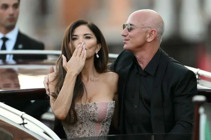 Ein Küsschen für die Fotografen gab es von Lauren Sánchez Bezos im Arm von Neu-Ehemann Jeff Bezos