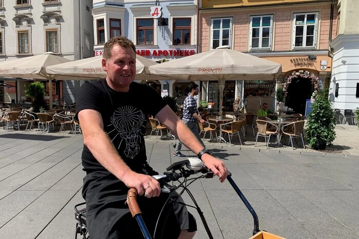 Christian Krschbaumer (48), Hauptplatz-Würstelstandler: "Ich habe schon damit gerechnet. Und man muss sagen, das Team hat sich im Vergleich zum Vorfeld schon noch gesteigert. Ich bin froh, dass sie aufgestiegen sind. Jetzt ist es vorbei mit dem blöden Reden, die schaffen eh nie was ... Gegen Italien? Ich würd' sehr viel lachen, wenn wir früh ein Tor schießen und dann blocken. Und dann? Wäre super, wenn wir im Finale gegen Deutschland spielen. Also, falls die soweit kommen"